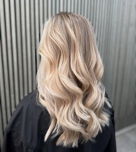 Blond balayage med mjuka vågor